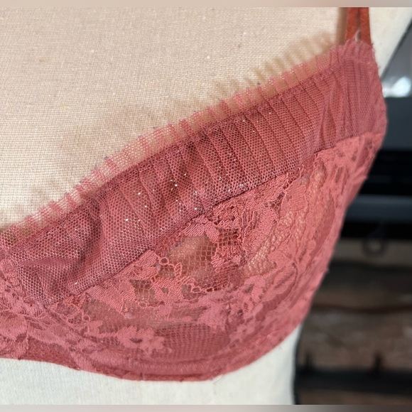 Victoria's Secret underwire lace scalloped in burnt orange 32D - Picture 2 of 5